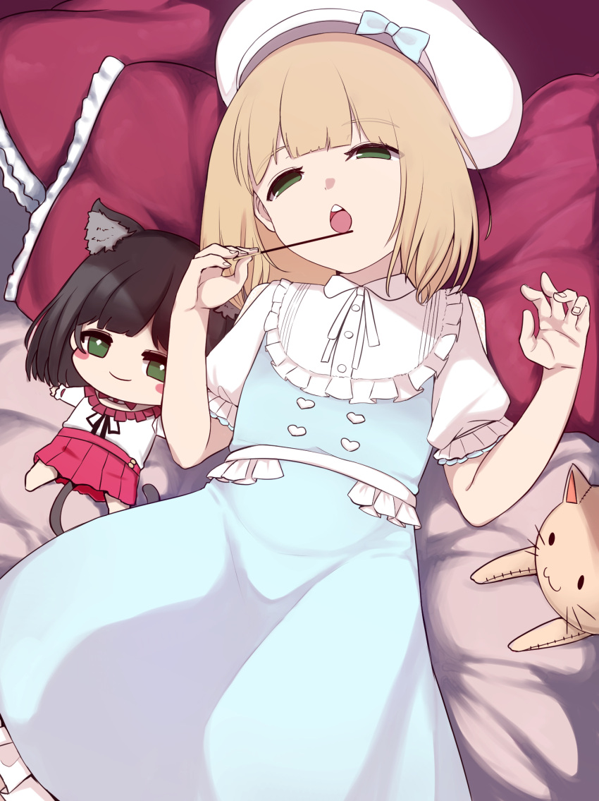 1boy beret blonde_hair blue_dress character_doll doll dress green_eyes half-closed_eyes hat highres luyheg lying male_focus nijisanji on_back on_bed open_mouth otoko_no_ko pillow short_sleeves solo stuffed_animal stuffed_cat stuffed_toy suzuya_aki suzuya_aki_(2nd_costume) teeth upper_teeth_only virtual_youtuber white_hat