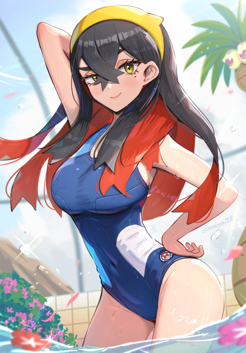 absurdres alolan_exeggutor arm_behind_head black_hair blue_one-piece_swimsuit breasts carmine_(pokemon) closed_mouth colored_inner_hair crossed_bangs eyelashes female gonzarez hair_between_eyes hairband hand_on_own_hip highres long_hair looking_at_viewer mole mole_under_eye multicolored_hair one-piece_swimsuit partially_submerged pokemon pokemon_(creature) pokemon_sv red_hair school_swimsuit smile swimsuit two-tone_hair water yellow_eyes yellow_hairband