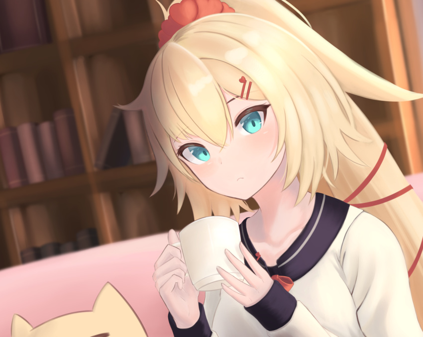 akai_haato akai_haato_(casual) bad_id bad_pixiv_id blonde_hair blush book bookshelf bow breasts coffee_mug collarbone couch cup female frown green_eyes haaton_(akai_haato) hair_ornament hair_tie hairclip high_ponytail highres holding holding_cup hololive lanta_s large_breasts long_hair long_sleeves looking_at_viewer mug official_alternate_costume official_alternate_hairstyle ponytail red_bow red_scrunchie sailor_collar scrunchie shirt solo stuffed_animal stuffed_toy upper_body virtual_youtuber white_shirt