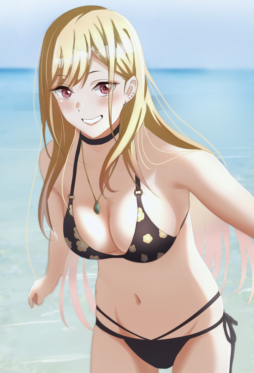 absurdres bad_id bad_pixiv_id bikini black_bikini blonde_hair blue_sky breasts choker cleavage commentary day female floral_print grin groin halterneck hateri highres horizon jewelry kitagawa_marin leaning_forward lips long_hair looking_at_viewer medium_breasts navel necklace ocean print_bikini red_eyes side-tie_bikini_bottom sky smile solo sono_bisque_doll_wa_koi_wo_suru swimsuit water