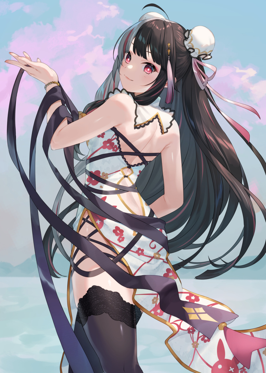 ahoge ass backless_dress backless_outfit bare_arms bare_shoulders black_hair black_thighhighs blue_sky breasts bun_cover closed_mouth cloud cloudy_sky commentary_request day double_bun dress female floral_print from_behind grey_hair hair_bun hair_ribbon hand_up highres horizon long_hair looking_at_viewer looking_back medium_breasts mosomoso multicolored_hair nijisanji ocean outdoors pelvic_curtain pink_ribbon print_dress red_eyes red_hair ribbon sidelocks sky smile solo streaked_hair thighhighs two-tone_hair very_long_hair virtual_youtuber water white_dress yorumi_rena yorumi_rena_(10th_costume)