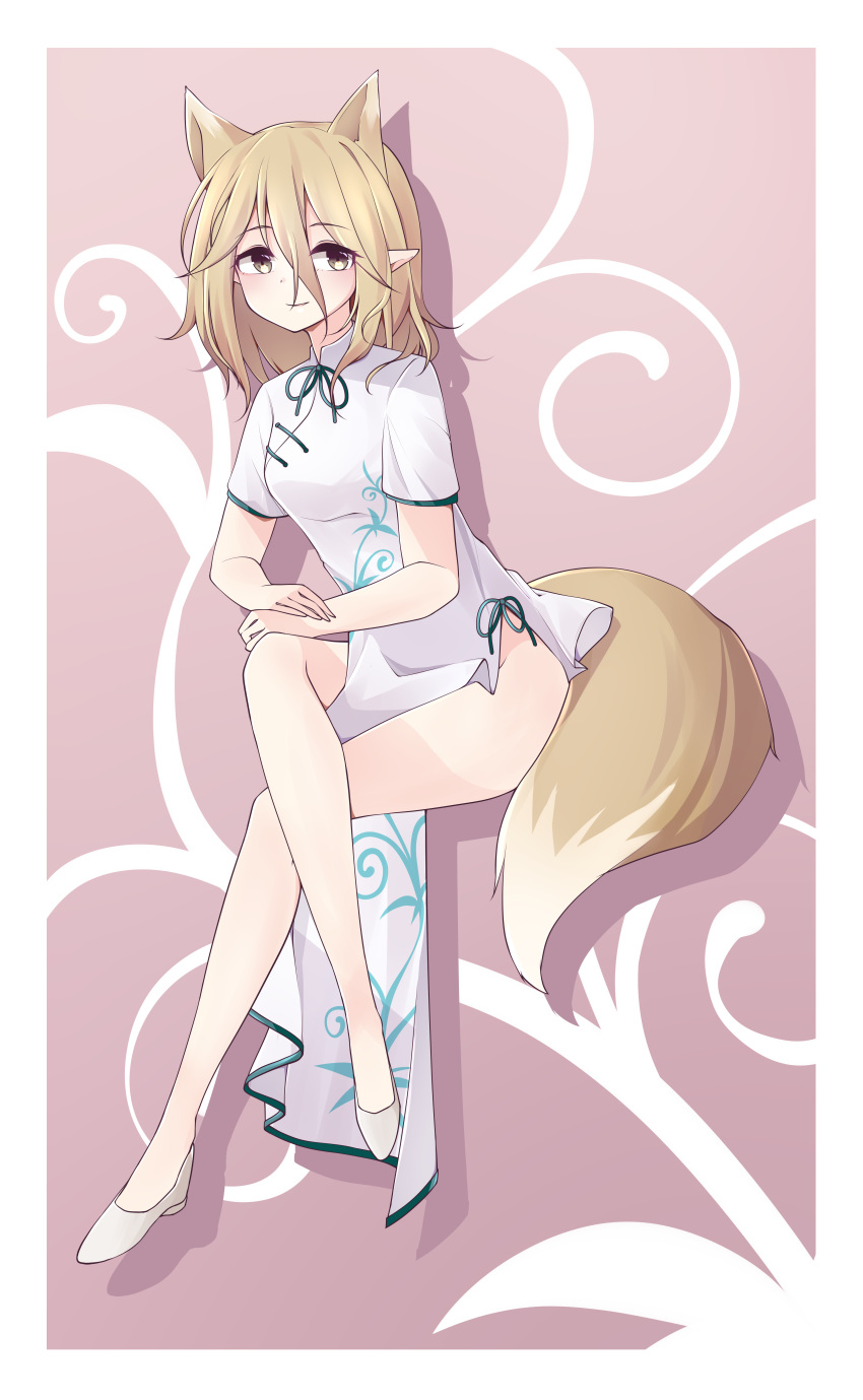 absurdres animal_ears blush china_dress chinese_clothes chinese_commentary commentary_request dress female fox_ears fox_girl fox_tail full_body green_ribbons hair_between_eyes high_heels highres invisible_chair kudamaki_tsukasa lian_mang light_brown_hair looking_to_the_side medium_hair parted_lips pointy_ears ribbon sitting smile solo tail thighs touhou white_footwear yellow_eyes