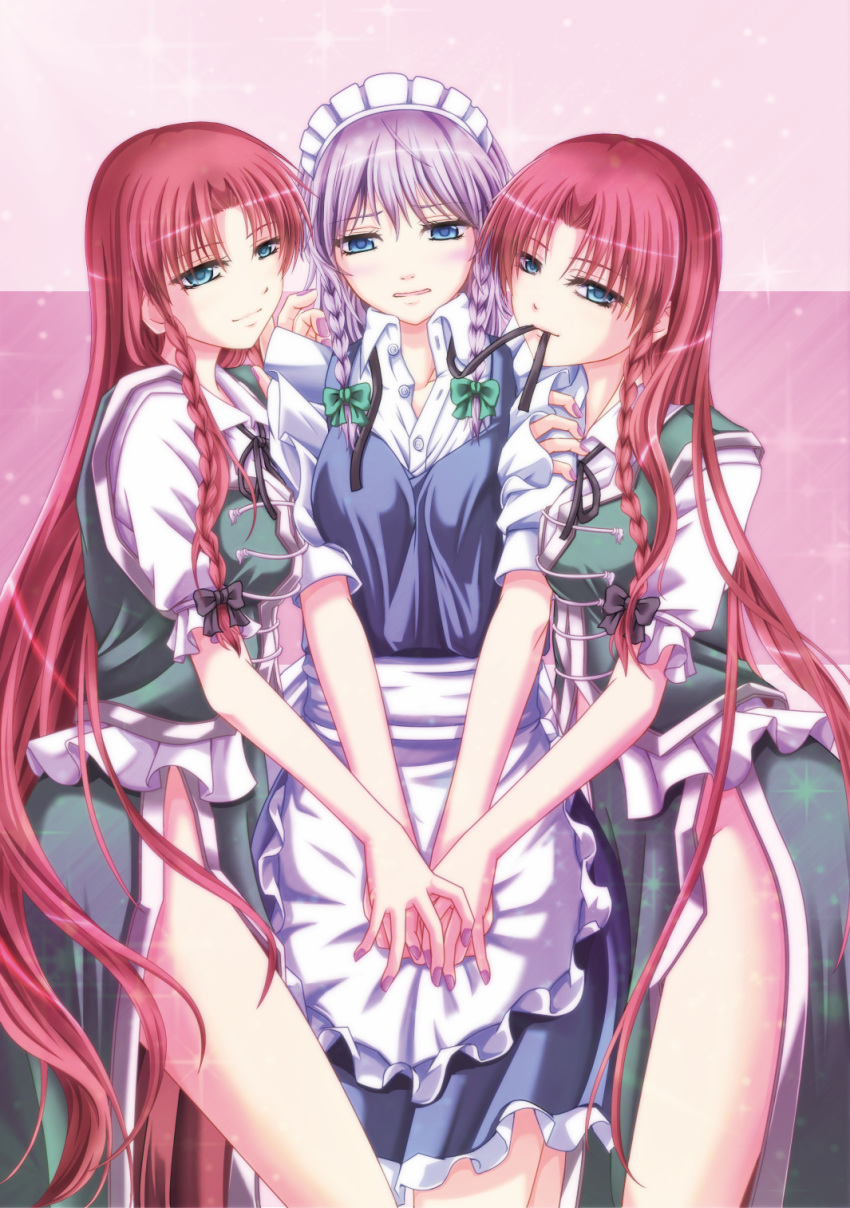 3girls arm_hug bare_legs blue_eyes blush bow braid clone commentary_request dual_persona girl_sandwich grey_hair hairbow hakomaru_(pandora_box) highres hong_meiling izayoi_sakuya light_smile long_hair maid_headdress mouth_hold multiple_girls nail_polish no_headwear red_hair sandwiched side_slit touhou twin_braids v_arms very_long_hair yuri