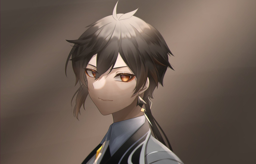 1boy black_hair brown_hair closed_mouth collared_shirt earrings from_side genshin_impact hair_between_eyes highres jewelry long_hair looking_at_viewer male_focus multicolored_hair natsuki_yoru ponytail shirt simple_background single_earring smile solo tassel tassel_earrings yellow_eyes zhongli_(genshin_impact)