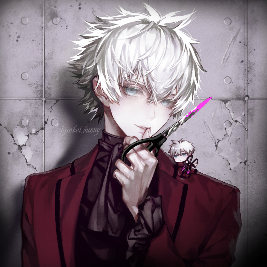 2boys ascot bad_id bad_pixiv_id black_ascot black_shirt blood blue_eyes charles-henri_sanson_(fate) chibi commentary fate/grand_order fate_(series) hair_between_eyes hand_up highres holding holding_scissors jacket koshika_rina long_sleeves looking_at_viewer male_focus multiple_boys on_shoulder pink_blood red_jacket scissors shirt short_hair smile thumb_to_mouth twitter_username upper_body white_hair