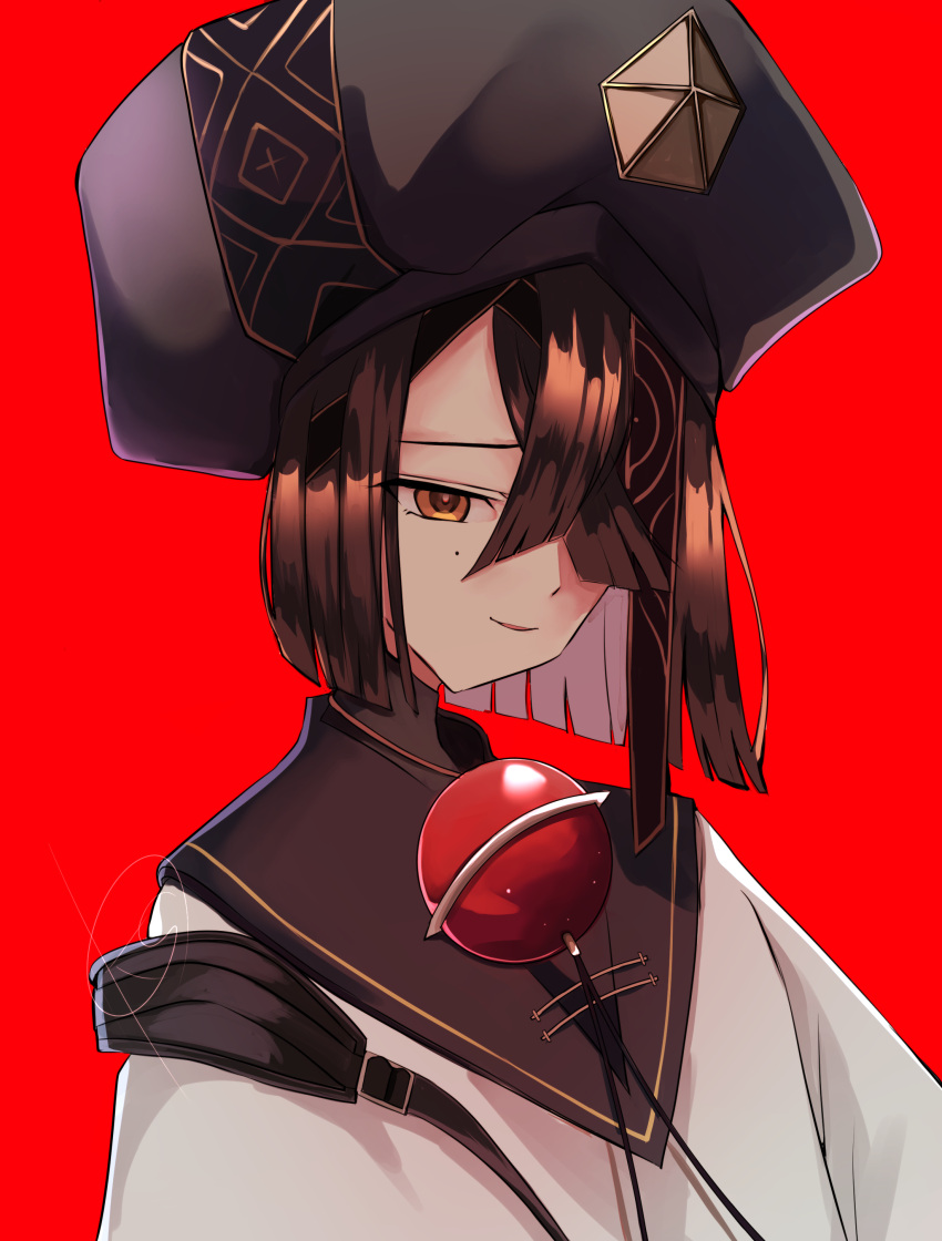 absurdres black_hair black_hat breasts brown_eyes chinese_clothes commentary fate/grand_order fate_(series) female hair_over_one_eye hat highres kankitsu_kei long_sleeves looking_at_viewer mole mole_under_eye red_background robe short_hair small_breasts smile solo space_xu_fu_(fate) white_robe xu_fu_(fate)