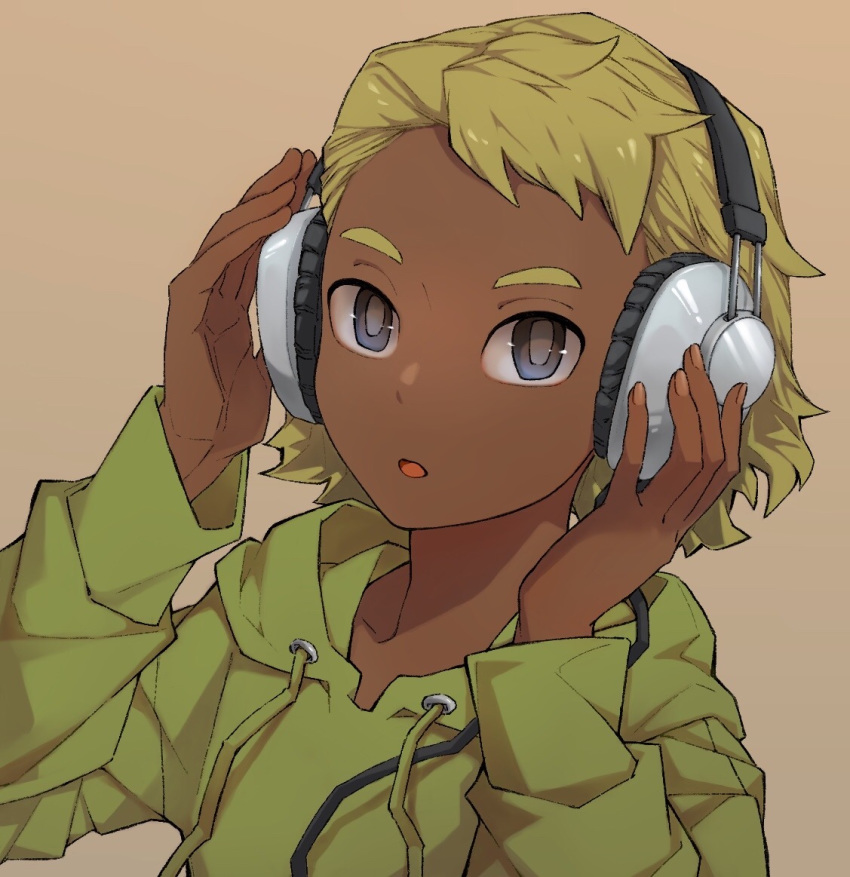 beige_background blonde_hair blue_eyes dark-skinned_female dark_skin doumeki_parker eizouken_ni_wa_te_wo_dasu_na! female green_hoodie headphones hood hoodie looking_at_viewer shiro_yubara short_hair simple_background solo