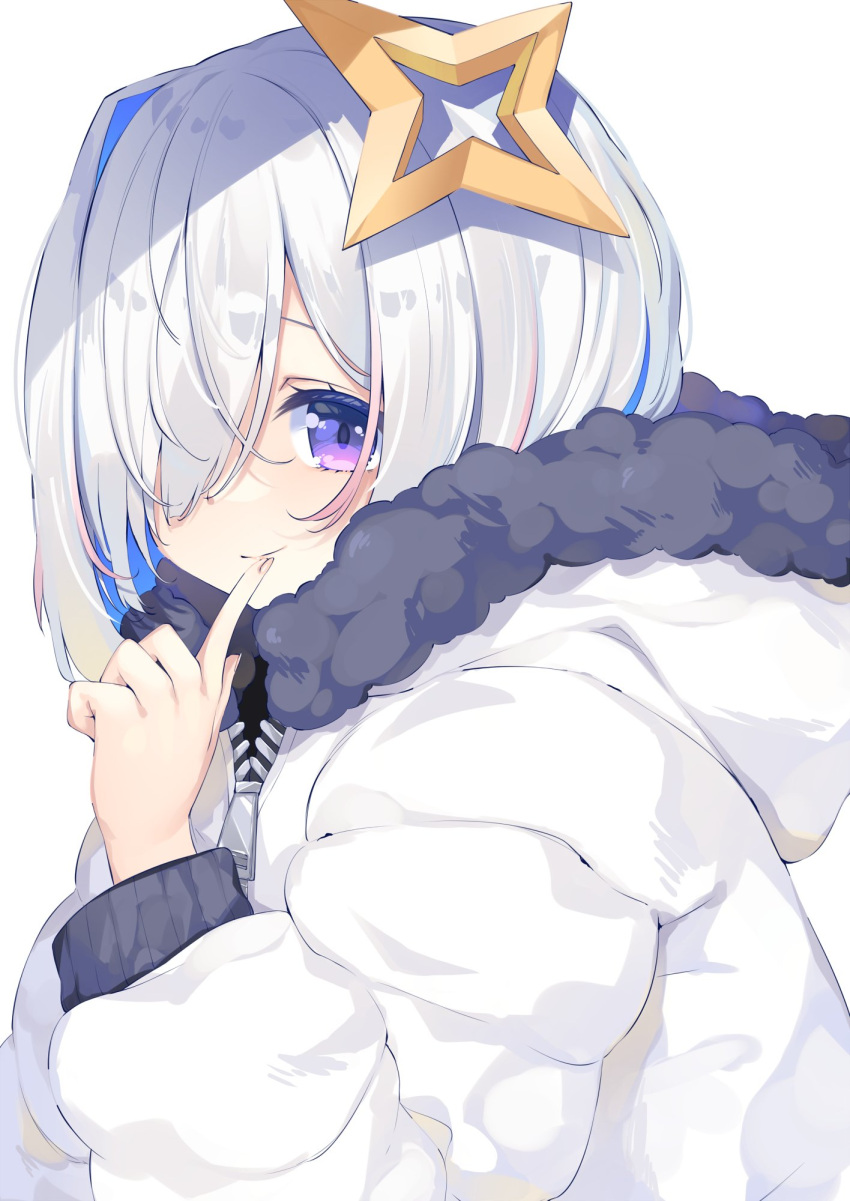 alternate_costume amane_kanata blue_hair bob_cut chiyonekoko closed_mouth coat colored_inner_hair commentary female finger_to_mouth from_side fur-trimmed_coat fur_trim grey_hair hair_over_one_eye halo highres hololive hood hood_down hooded_coat long_sleeves looking_at_viewer multicolored_hair pink_hair purple_eyes short_hair simple_background single_hair_intake smile solo star_halo streaked_hair symbol-only_commentary upper_body virtual_youtuber white_background white_coat