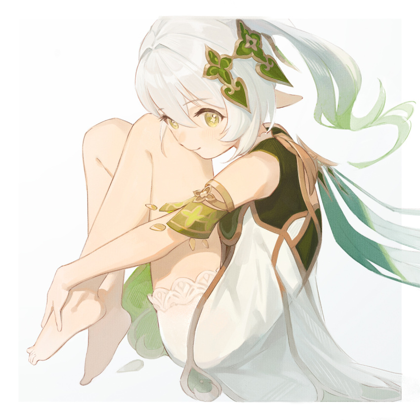 armlet asymmetrical_hair barefoot closed_mouth dress feet female full_body genshin_impact green_eyes hair_between_eyes hair_ornament hands_on_feet highres knees_up looking_at_viewer nahida_(genshin_impact) pen_liangshui_po_ya_po pointy_ears side_ponytail simple_background sitting smile solo white_background white_dress white_hair