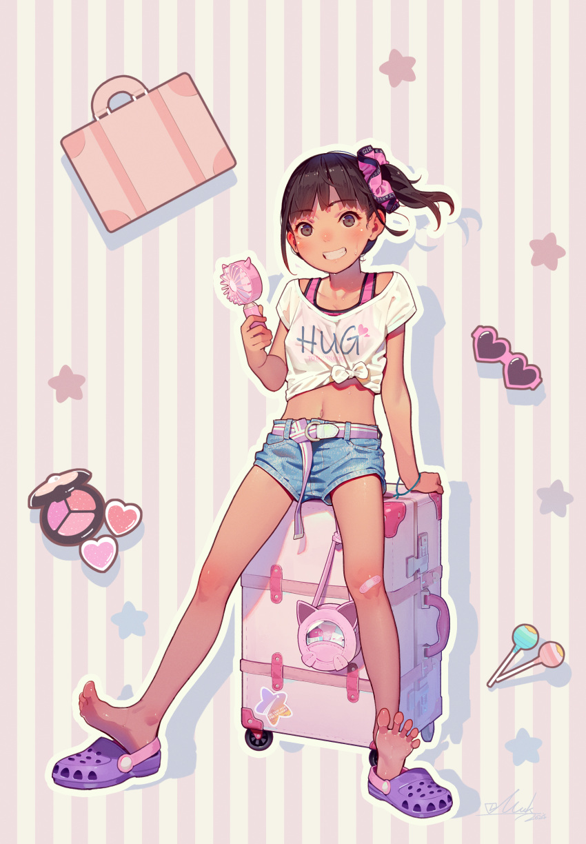 absurdres barefoot belt black_hair blue_shorts clothes_writing commentary_request female flat_chest full_body highres holding legs looking_at_viewer midriff muk_(monsieur) navel original pink_belt ponytail shirt short_hair short_sleeves shorts soles solo striped_background tied_shirt toes white_shirt