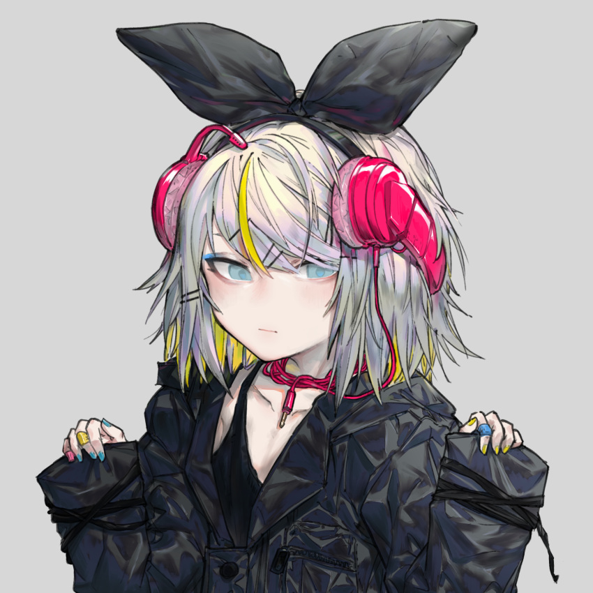 132_(bb32768) blonde_hair blue_eyes blue_nails bow_hairband collarbone commentary female grey_background grey_hair hair_ornament hairband hairclip headphones highres kagamine_rin long_sleeves multicolored_hair sleeves_past_wrists solo streaked_hair two-tone_hair vocaloid