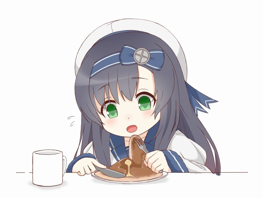 beret black_hair blue_sailor_collar blush commentary cup female flying_sweatdrops food fork freckles gradient_hair green_eyes hair_between_eyes hat holding holding_fork holding_knife juliet_sleeves kantai_collection knife long_hair long_sleeves matsuwa_(kancolle) mug multicolored_hair open_mouth pancake plate puffy_sleeves purple_hair sailor_collar shirt sleeves_past_wrists soba_(sobaya1938) solo upper_body white_background white_hat white_shirt