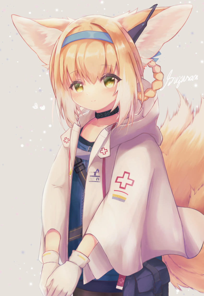 animal_ears arknights bad_id bad_pixiv_id blonde_hair blue_hairband chrocatz closed_mouth cosplay female fox_ears fox_girl fox_tail gloves green_eyes hairband highres infection_monitor_(arknights) jacket multiple_tails solo sussurro_(arknights) sussurro_(arknights)_(cosplay) suzuran_(arknights) tail white_gloves white_jacket