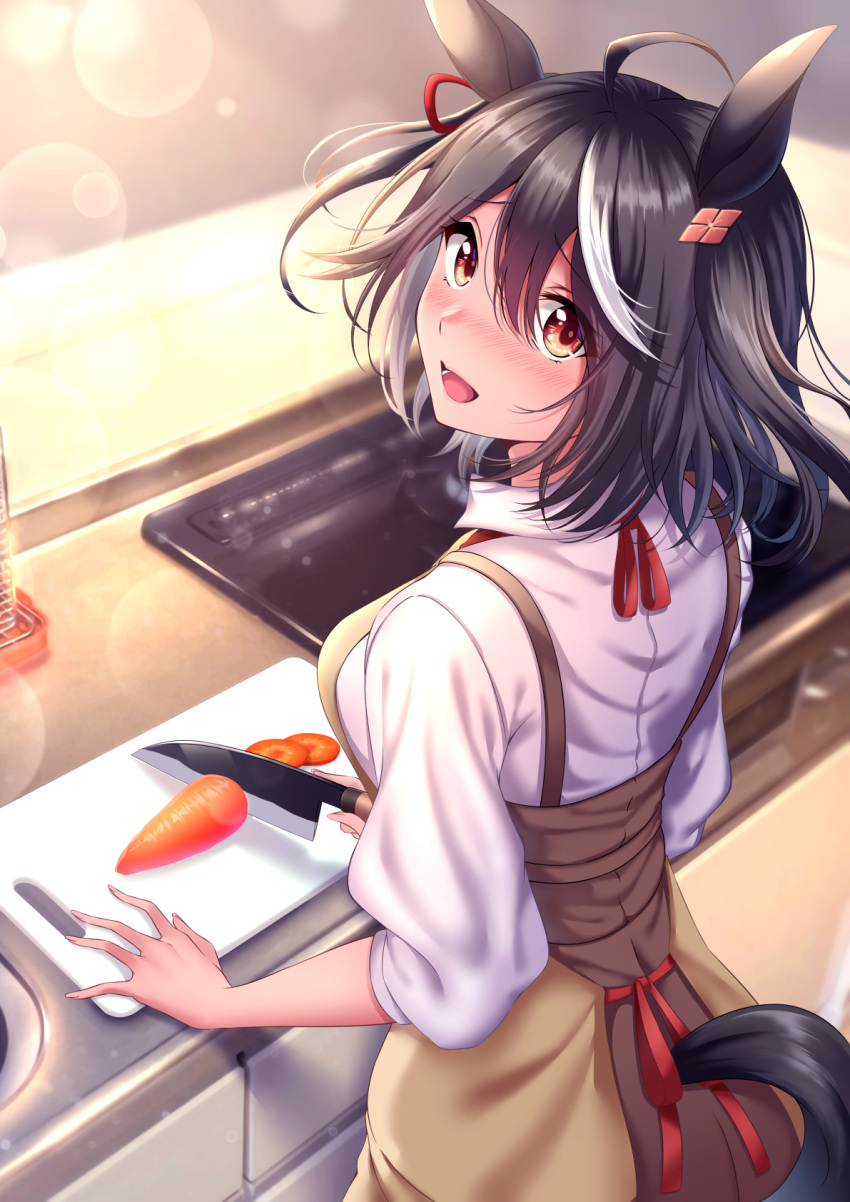 :d animal_ears apron black_hair blurry blush bokeh carrot collared_shirt commentary cowboy_shot cowlick cutting_board depth_of_field female fish_grill forehead from_behind hair_between_eyes hair_ornament highres horse_ears horse_girl horse_tail indoors kitasan_black_(umamusume) kitchen kitchen_knife looking_at_viewer looking_back lower_teeth_only medium_hair multicolored_hair open_mouth rairaisuruyo red_eyes red_ribbon ribbon shadow shirt smile solo standing stove tail teeth two-tone_hair umamusume white_hair white_shirt yellow_apron