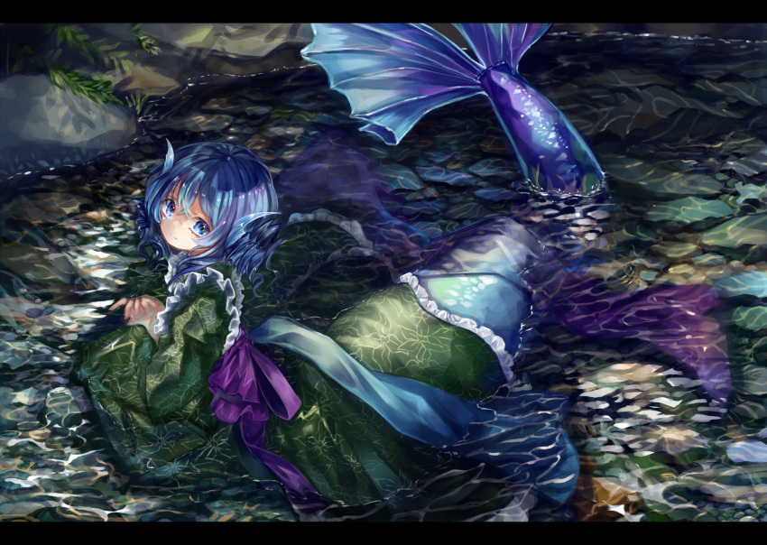 arm_support blue_eyes blue_hair commentary drill_hair female fins floral_print frilled_kimono frills green_kimono hair_between_eyes head_fins head_tilt highres japanese_clothes kimono letterboxed light_smile looking_at_viewer looking_back lying mermaid monster_girl obi on_stomach own_hands_together partially_submerged rock sash short_hair short_kimono solo stream touhou wakasagihime zhu_xiang