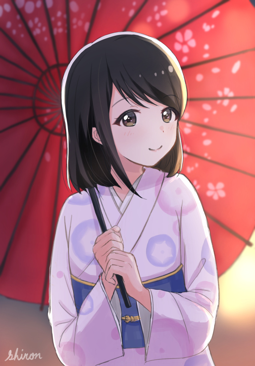 artist_name brown_eyes female highres holding holding_umbrella japanese_clothes kimono long_sleeves medium_hair mizuno_akane obi oil-paper_umbrella sash shiron_23 smile solo tsuki_ga_kirei umbrella upper_body