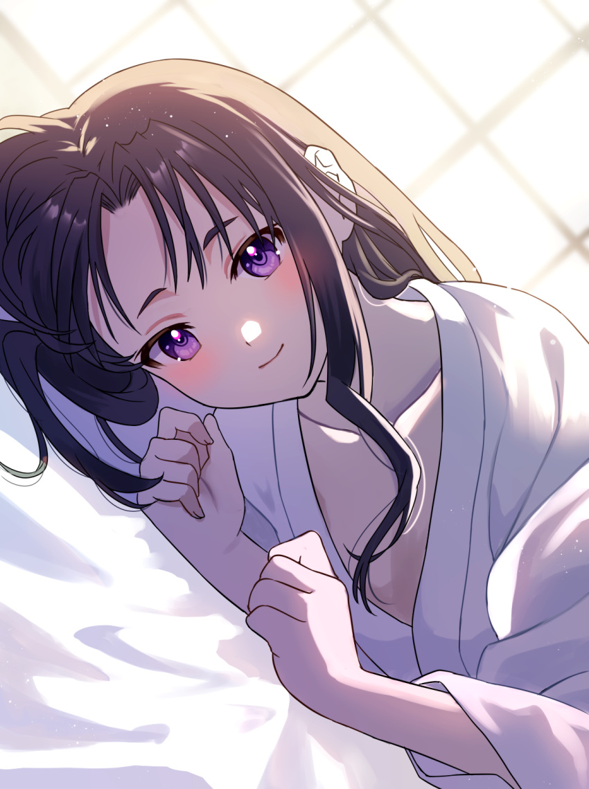 1boy black_hair blush collarbone futon hair_down highres houjou_tokiyuki_(nige_jouzu_no_wakagimi) japanese_clothes kimono looking_at_viewer lying male_focus nige_jouzu_no_wakagimi okurarebito on_bed on_side otoko_no_ko parted_bangs pov_across_bed pov_adoring purple_eyes sidelocks smile white_kimono yukata