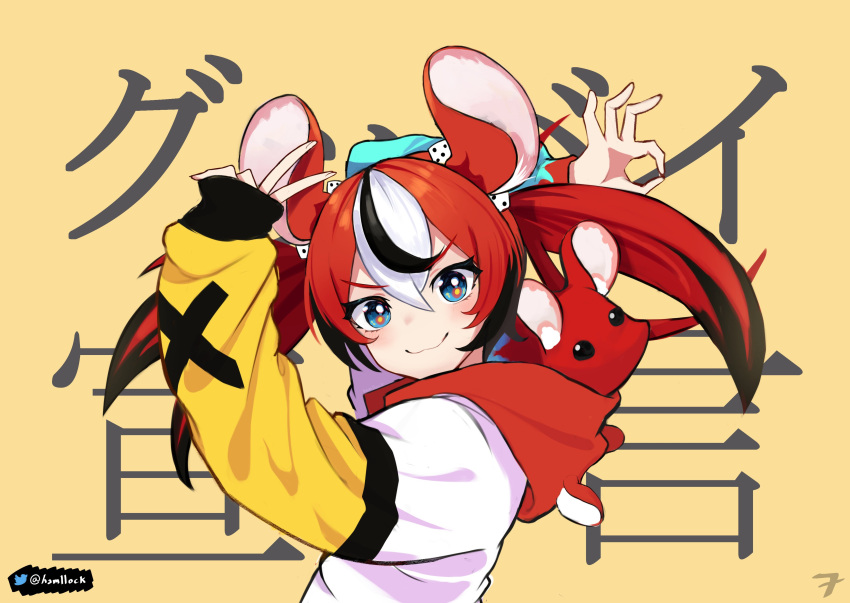 absurdres animal_ear_fluff animal_ears black_hair blue_eyes blush dice_hair_ornament female from_side goodbye_sengen_(vocaloid) hair_ornament hakos_baelz hamllock highres hololive hololive_english hood hoodie looking_at_viewer mouse_(animal) mouse_ears mouse_girl mr._squeaks_(hakos_baelz) multicolored_hair red_hair smile solo v virtual_youtuber white_hair white_hoodie yellow_background