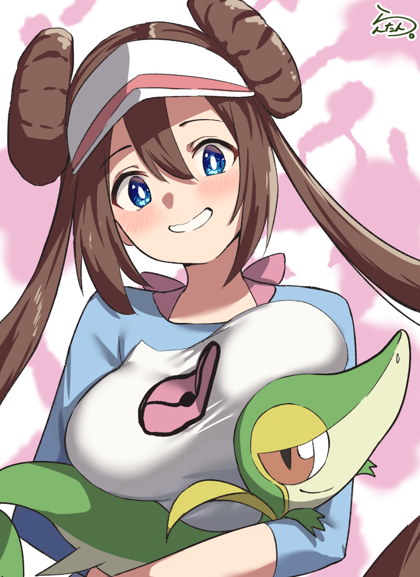 absurdres alternate_breast_size blue_eyes blush breasts bright_pupils commentary_request double_bun female grin hair_between_eyes hair_bun highres lanthan large_breasts looking_at_viewer pokemon pokemon_(creature) pokemon_bw2 raglan_sleeves rosa_(pokemon) shirt signature sleeves_past_elbows smile snivy teeth twintails upper_body white_pupils