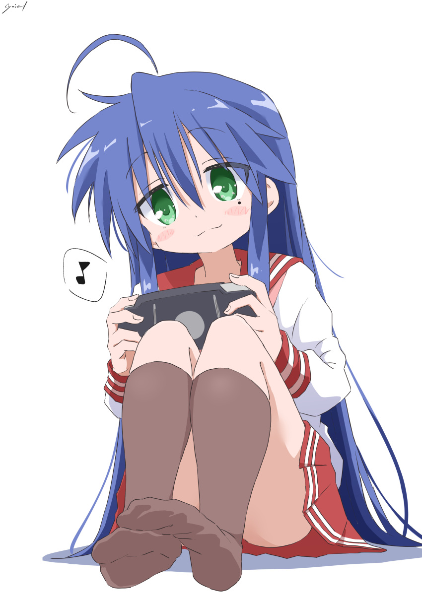 :3 absurdres ahoge blue_hair blush_stickers brown_socks convenient_leg cynical_(llcbluckg_c004) eyelashes female full_body green_eyes hair_between_eyes handheld_game_console highres holding holding_handheld_game_console izumi_konata knees_up legs long_hair long_sleeves looking_down lucky_star miniskirt mole mole_under_eye musical_note no_shoes playstation_portable pleated_skirt red_sailor_collar red_skirt ryouou_school_uniform sailor_collar school_uniform serafuku sidelocks signature simple_background skirt socks soles solo spoken_musical_note toes very_long_hair white_background