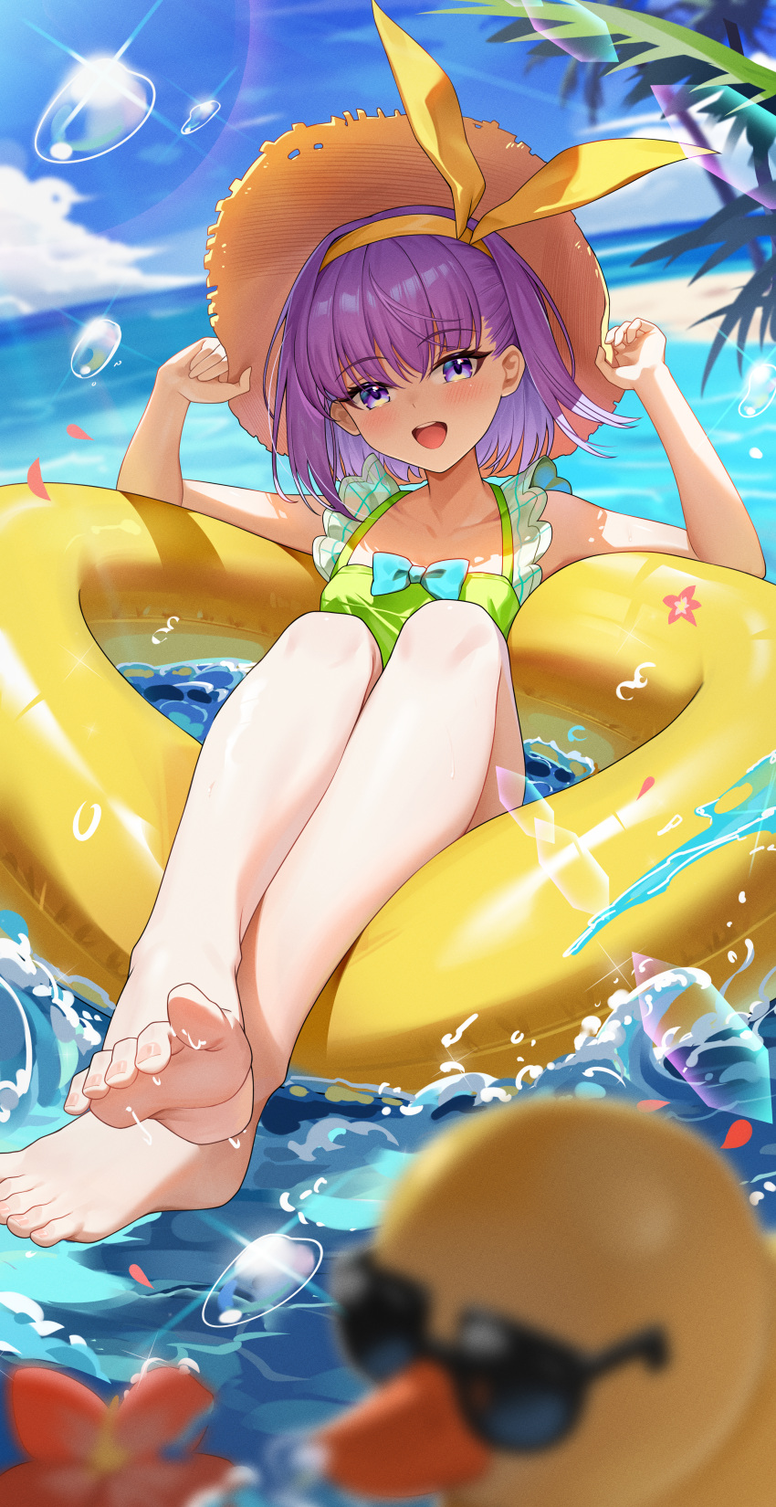 absurdres bare_shoulders barefoot beach blue_sky bow breasts fate/grand_order fate_(series) feet female green_one-piece_swimsuit hairband hat highres innertube kazuradrop_(fate) kazuradrop_(second_ascension)_(fate) looking_at_viewer ocean one-piece_swimsuit open_mouth purple_eyes purple_hair rubber_duck shenqi_xiao_hong_zai_nali short_hair sky small_breasts smile solo straw_hat swim_ring swimsuit water yellow_hairband