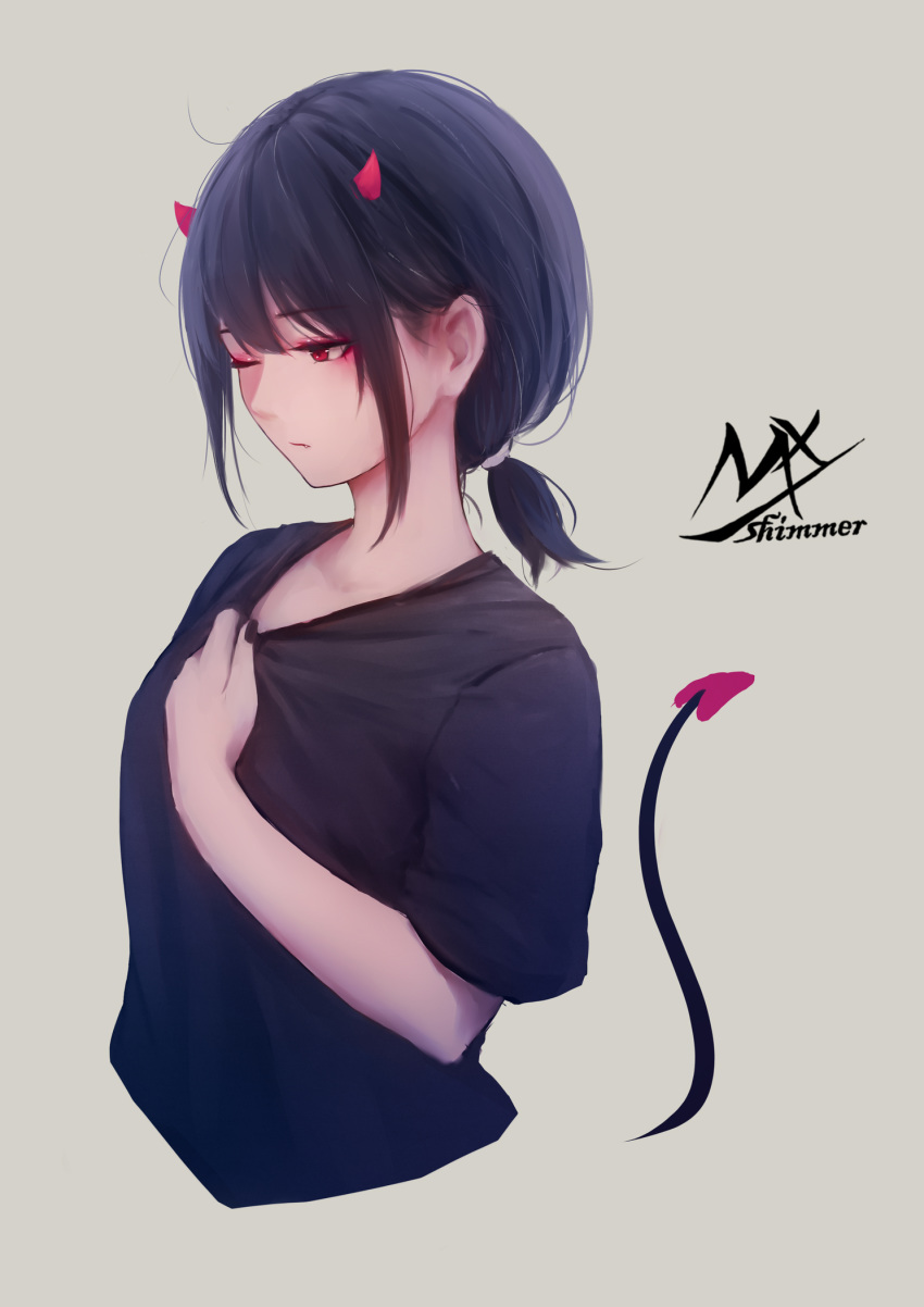 alternate_hairstyle artist_name black-haired_demon_girl_(shimmer) black_hair black_shirt closed_mouth collarbone commentary cropped_torso demon_girl demon_horns demon_tail detached_tail female frown grey_background hair_between_eyes hand_on_own_chest highres horns low_ponytail one_eye_closed original red_eyes red_horns red_nails shimmer shirt short_hair short_ponytail short_sleeves sidelocks simple_background solo symbol-only_commentary tail tail_raised upper_body