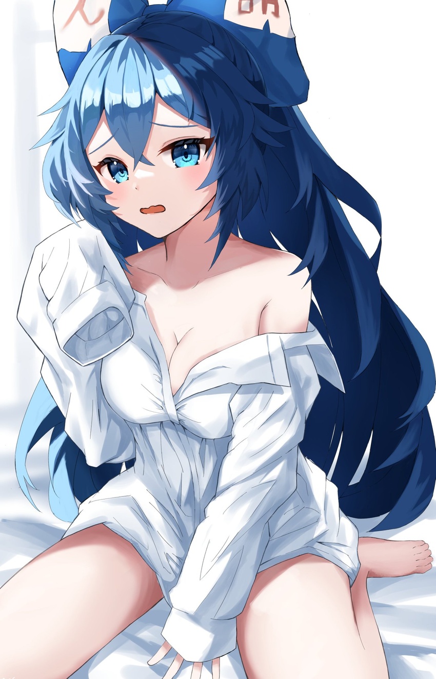 alternate_costume bad_id bad_twitter_id barefoot blue_eyes blue_hair blush bow breasts cleavage collared_shirt commentary_request crossed_bangs female full_body hair_between_eyes hairbow highres kaminose_(user_veum4325) long_hair looking_at_viewer medium_bangs medium_breasts off_shoulder on_bed open_mouth oversized_clothes oversized_shirt shirt sitting sleeves_past_fingers sleeves_past_wrists solo touhou wariza white_background white_shirt yorigami_shion