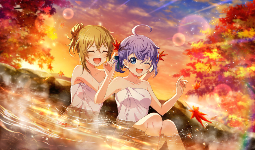 2girls :d ;d adjusting_another's_hair ahoge asada_aoi autumn_leaves bare_shoulders blonde_hair blue_eyes blurry cinderella_series cloud collarbone depth_of_field dutch_angle eye_contact falling_leaves film_grain game_cg hachigatsu_no_cinderella_nine hair_bun hands_up highres iwaki_yoshimi leaf lens_flare light_particles light_rays looking_at_another maple_leaf maple_tree multiple_girls naked_towel non-web_source official_alternate_hairstyle official_art one_eye_closed onsen open_mouth orange_sky outdoors partially_submerged purple_hair rock short_hair single_hair_bun sitting sky smile sparkle splashing steam sunbeam sunlight towel tree v-shaped_eyebrows water wet white_towel