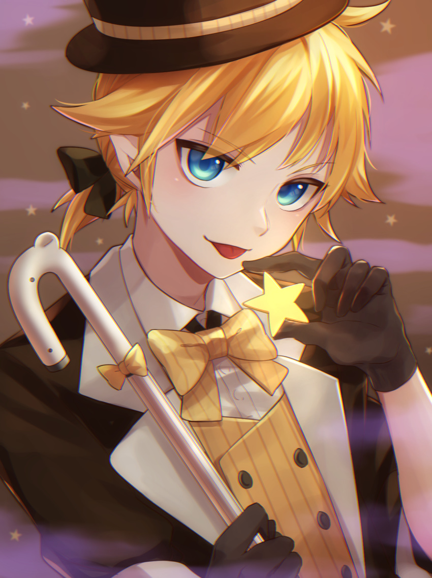 1boy black_gloves black_hat black_suit blonde_hair blue_eyes bow bowtie cane commentary formal gloves glowing hair_tie hat highres holding holding_cane holding_star kagamine_len looking_at_viewer male_focus night night_sky project_diva_(series) short_ponytail sky smile solo soramame_pikuto star_(symbol) starry_background suit tongue tongue_out tricker_(module) upper_body vest vocaloid yellow_bow yellow_bowtie yellow_vest yumekui_shirokuro_baku_(vocaloid)