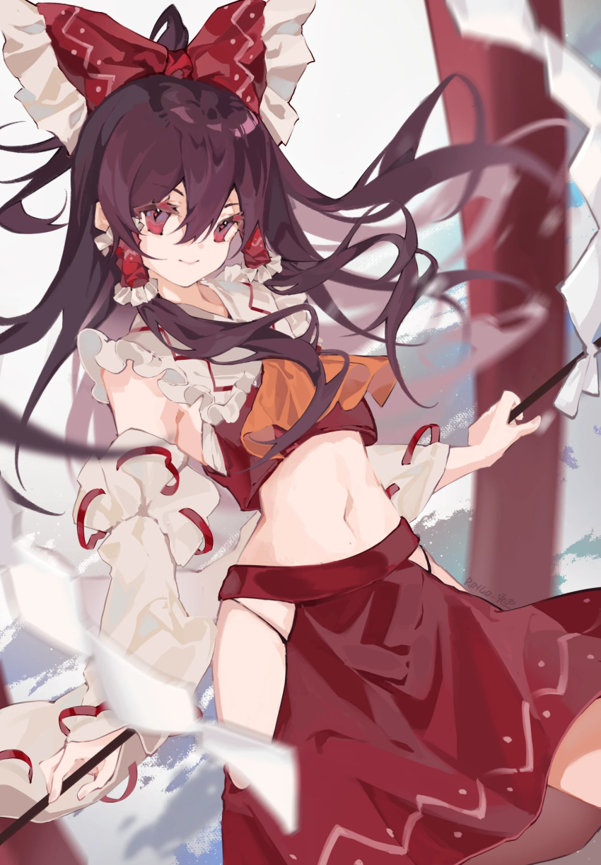 ascot bare_shoulders black_hair bow closed_mouth detached_sleeves female gohei hair_between_eyes hair_tubes hairbow hakurei_reimu highres holding holding_gohei japanese_clothes long_hair navel nontraditional_miko orange_ascot red_bow red_eyes red_skirt ribbon-trimmed_sleeves ribbon_trim ringo_no_usagi_(artist) sidelocks skirt smile solo touhou white_sleeves wide_sleeves