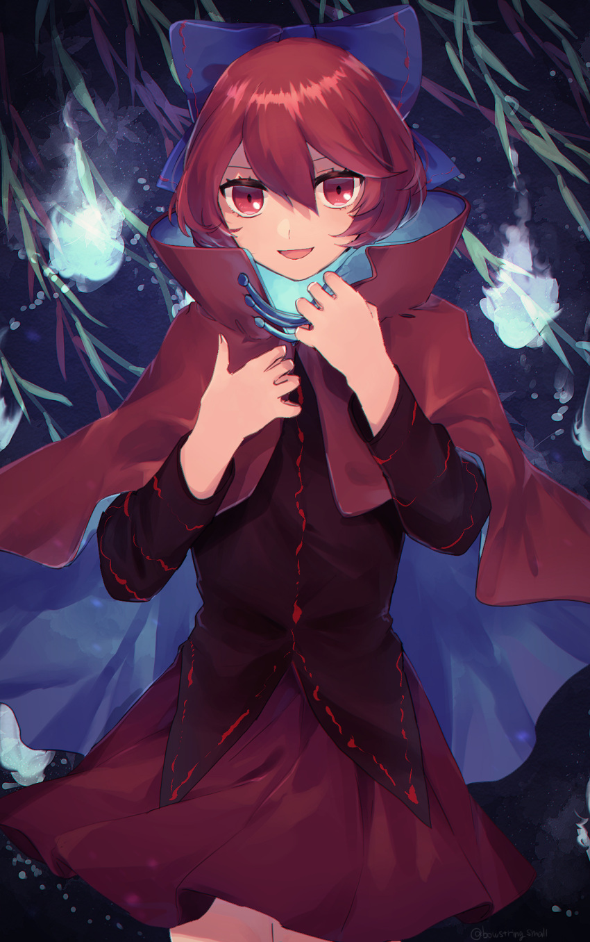 black_shirt blue_bow bow cloak disembodied_head divine_spirit_(touhou) female floating_head hairbow highres long_sleeves looking_at_viewer oito_(bowstringsmall) open_mouth red_cloak red_eyes red_hair red_skirt sekibanki sekibanki_day shirt short_hair skirt smile solo touhou willow