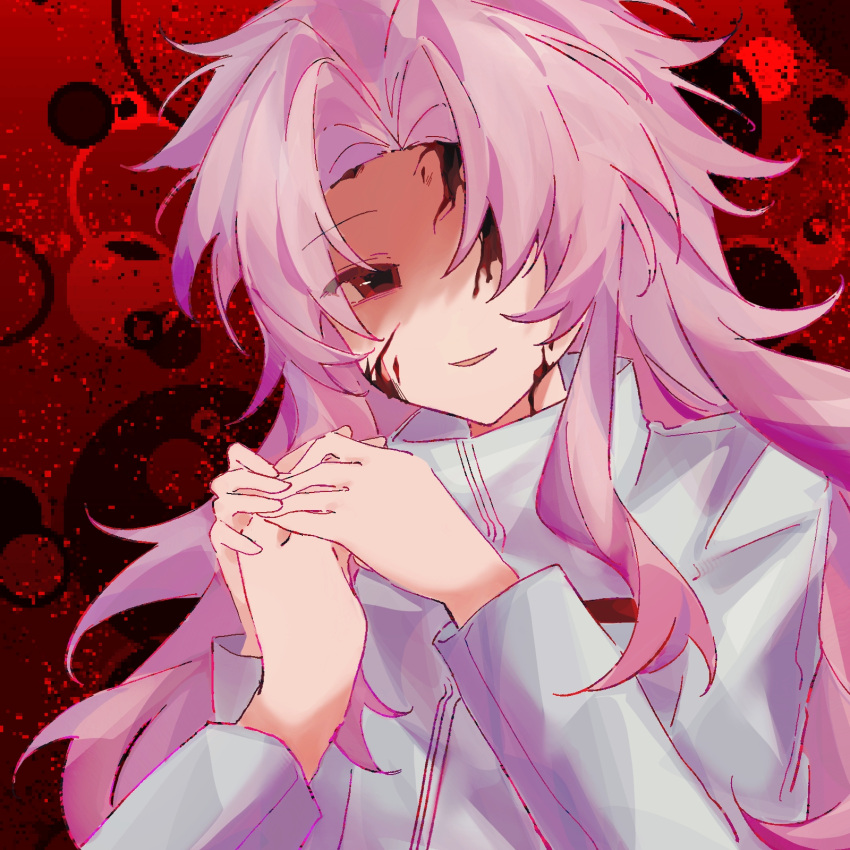 1boy bleeding_from_forehead blood blood_on_face chinese_commentary commentary_request curtained_hair eyes_visible_through_hair hair_over_one_eye hand_grab hatsutori_hajime high_collar highres jacket jiekuijiangshadaonijiamenkou long_hair long_sleeves looking_at_viewer male_focus open_mouth out_of_frame parted_bangs pink_hair red_background red_eyes saibou_shinkyoku smile solo_focus upper_body white_jacket