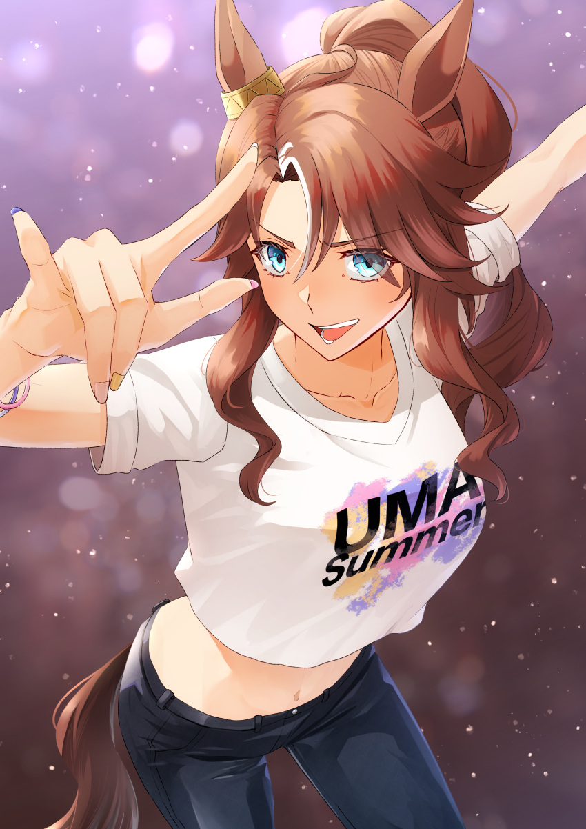 \m/ absurdres animal_ears black_shirt blue_eyes brown_hair commentary_request cropped_shirt denim ear_ornament female hair_between_eyes hands_on_own_hips highres horse_ears horse_girl horse_tail jeans kento_(kentdrawing) looking_at_viewer mejiro_palmer_(umamusume) multicolored_hair navel pants ponytail shirt solo stomach streaked_hair tail uma_summer_(umamusume) umamusume white_hair