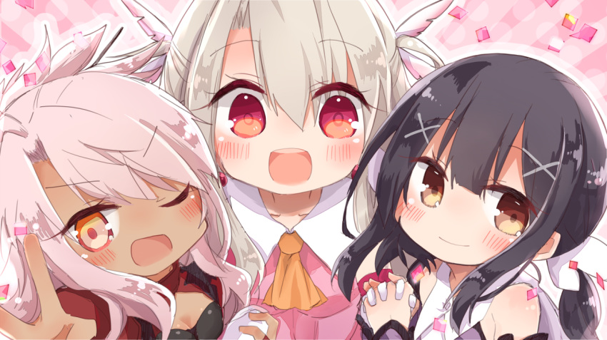 3girls black_hair blush chibi chloe_von_einzbern commentary_request dark-skinned_female dark_skin fate/kaleid_liner_prisma_illya fate_(series) feather_hair_ornament feathers grey_hair hair_ornament illyasviel_von_einzbern interlocked_fingers long_hair looking_at_viewer magical_girl miyu_edelfelt multiple_girls no_nose open_mouth orange_eyes pink_hair prisma_illya red_eyes round_teeth shio_kuzumochi smile teeth upper_body upper_teeth_only yellow_eyes