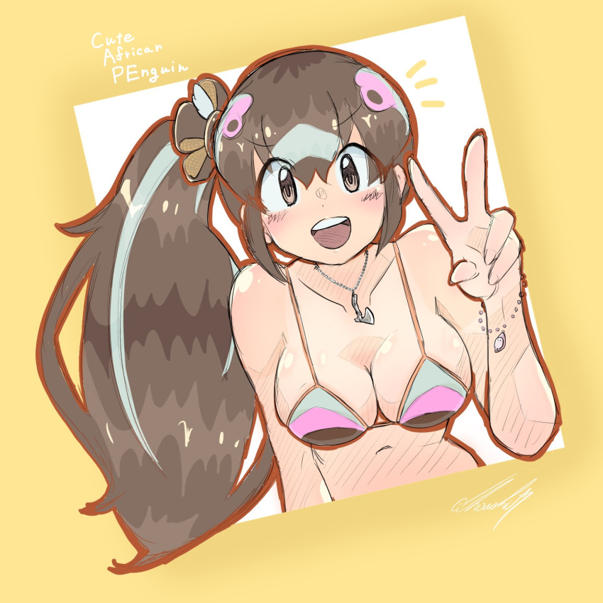 african_penguin_(kemono_friends) bikini black_eyes black_hair breasts cherushi_2 commentary_request female hair_ornament highres jewelry kemono_friends kemono_friends_v_project large_breasts long_hair looking_at_viewer multicolored_hair navel necklace penguin_girl pink_hair simple_background smile solo swimsuit upper_body virtual_youtuber white_hair yellow_background