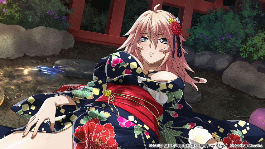 ahoge alternate_costume black_kimono breasts cleavage female flower game_cg grey_eyes hair_between_eyes hair_flower hair_ornament hairpin highres ikkitousen japanese_clothes kimono large_breasts long_hair looking_at_viewer lying on_back outdoors parted_lips pink_hair print_kimono red_flower shibai_chuutatsu side_slit solo wet wet_hair yellow_flower