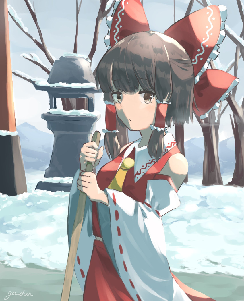 ascot bare_shoulders bare_tree bow broom brown_eyes brown_hair detached_sleeves female frilled_shirt_collar frills ga-chan24 hair_tubes hairbow hakurei_reimu hakurei_shrine highres japanese_clothes looking_to_the_side nontraditional_miko outdoors red_bow red_shirt red_skirt ribbon-trimmed_sleeves ribbon_trim shirt short_hair sidelocks skirt skirt_set sleeveless snow solo sweeping touhou tree wide_sleeves winter yellow_ascot