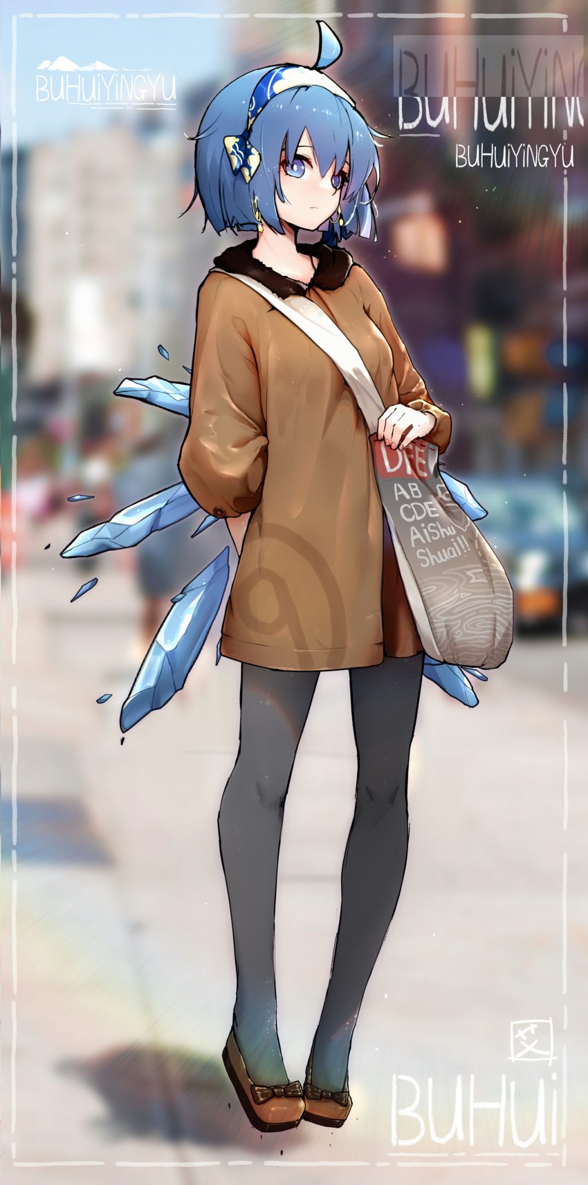 absurdres ahoge bag black_pantyhose blue_eyes blue_hair blurry blurry_background breasts bright_pupils casual chinese_commentary cirno coat commentary contemporary depth_of_field earrings female full_body glint hairband highres hoop_earrings ice ice_wings jewelry kiyomasa_ren outdoors pantyhose short_hair shoulder_bag small_breasts solo standing touhou white_pupils wings