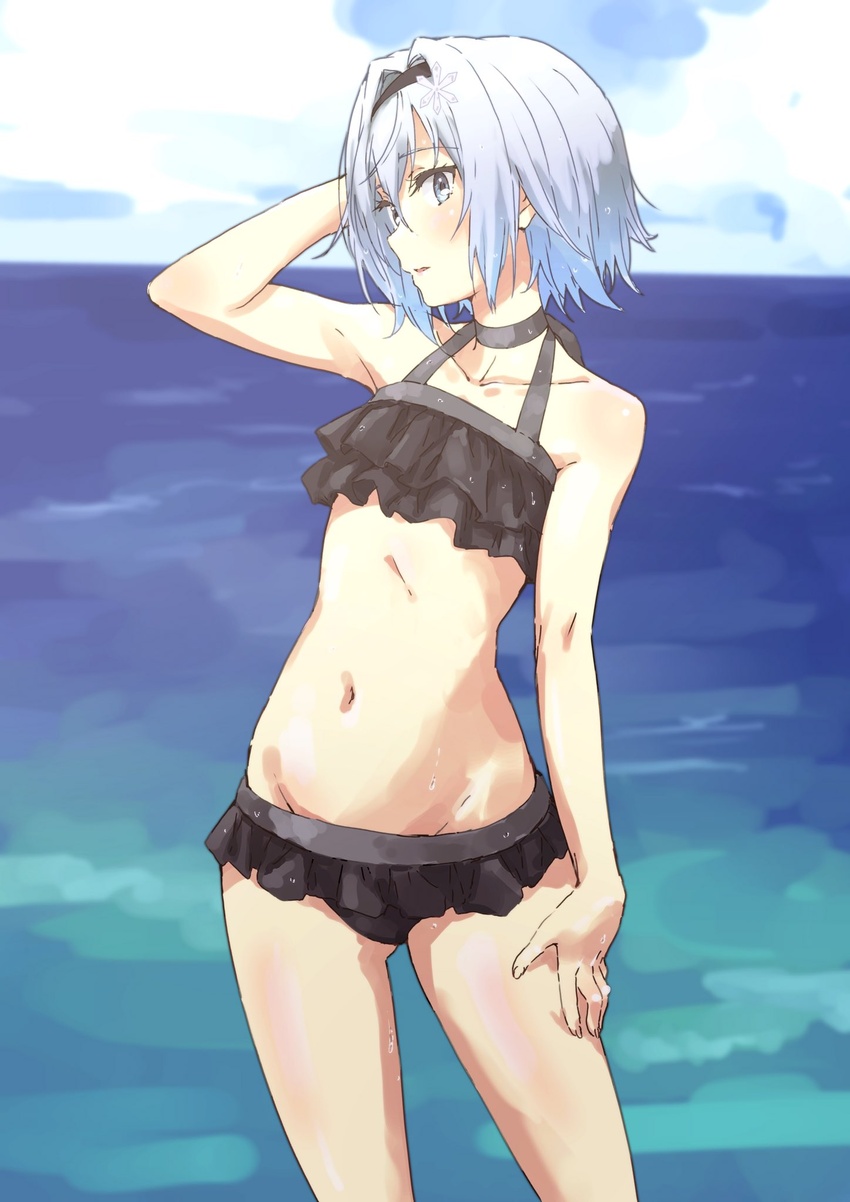 arm_up bare_arms bare_shoulders beach bikini black_bikini black_hairband cloud collarbone commentary_request day female frilled_bikini frills grey_eyes grey_hair hair_intakes hair_ornament hairband hand_up highres horizon nakamura_kou navel ocean outdoors ryuuou_no_oshigoto! short_hair snowflake_hair_ornament sora_ginko standing stomach summer swimsuit wet