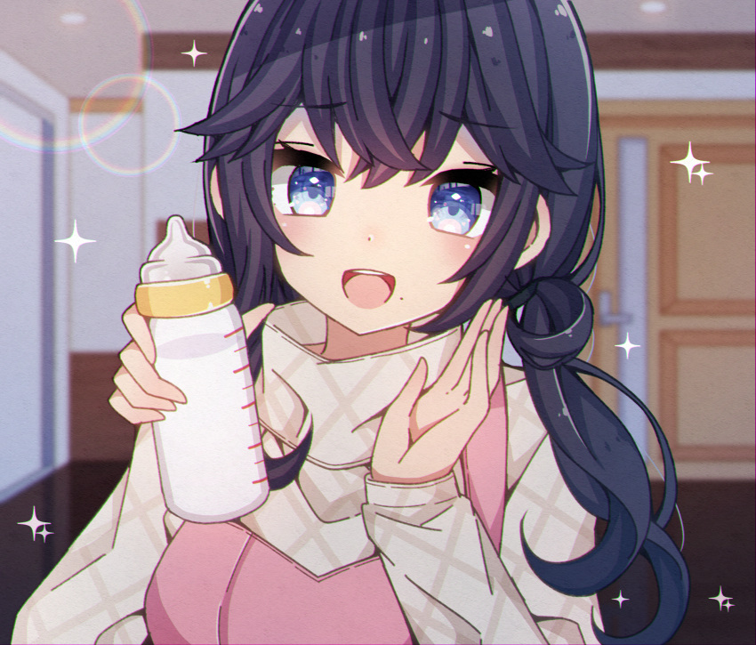 :d apron baby_bottle black_hair blue_eyes blurry blurry_background blush bottle brown_shirt commentary_request depth_of_field door female hair_between_eyes hands_up highres holding holding_bottle indoors izumo_kasumi_(nijisanji) long_hair long_sleeves looking_at_viewer mole mole_under_mouth nijisanji open_mouth pink_apron sapphire_(sapphire25252) shirt sleeves_past_wrists smile solo sparkle teeth upper_body upper_teeth_only virtual_youtuber