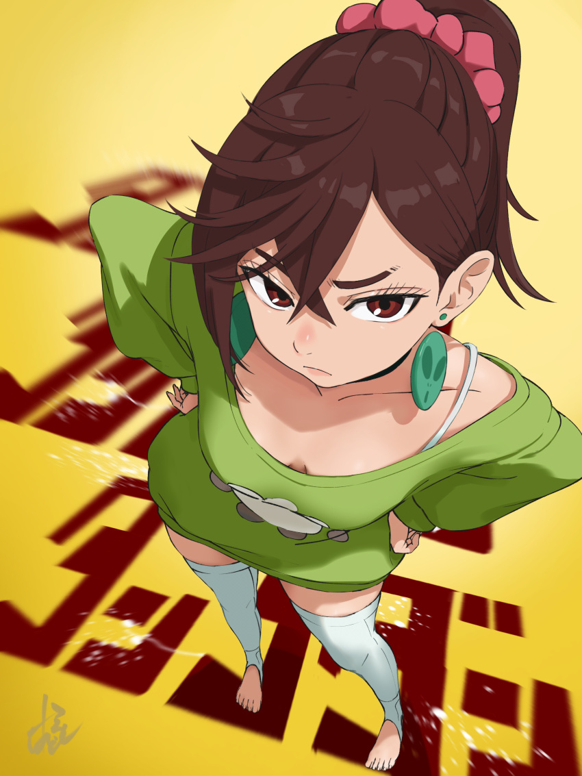 absurdres ayase_momo bra_strap breasts brown_eyes brown_hair cleavage closed_mouth collarbone copyright_name dandadan earrings feet female floating_earring from_above full_body green_shirt hair_between_eyes hair_ornament hair_scrunchie hands_on_own_hips high_ponytail highres hylran0427 jewelry long_sleeves looking_at_viewer medium_hair off-shoulder_shirt off_shoulder official_alternate_costume official_alternate_hairstyle pink_scrunchie ponytail scrunchie shirt signature single_bare_shoulder solo standing stirrup_legwear thighhighs toeless_legwear toes white_thighhighs yellow_background