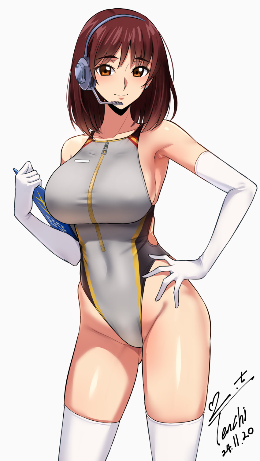 armpits artist_name bare_shoulders black_one-piece_swimsuit blush bob_cut breasts brown_eyes brown_hair clipboard closed_mouth collarbone commentary commission competition_swimsuit cowboy_shot dated earrings female gloves grey_headphones grey_one-piece_swimsuit groin gundam gundam_lost_war_chronicles hair_between_eyes hand_on_own_hip hand_up headphones headset highleg highleg_one-piece_swimsuit highres holding holding_clipboard jewelry large_breasts light_blush light_smile loose_hair_strand medium_hair microphone noel_anderson one-piece_swimsuit pixiv_commission red_trim sideboob signature simple_background skindentation smile solo standing stud_earrings swimsuit thick_eyebrows thighhighs white_background white_gloves white_thighhighs yellow_trim yoo_tenchi zipper zipper_pull_tab