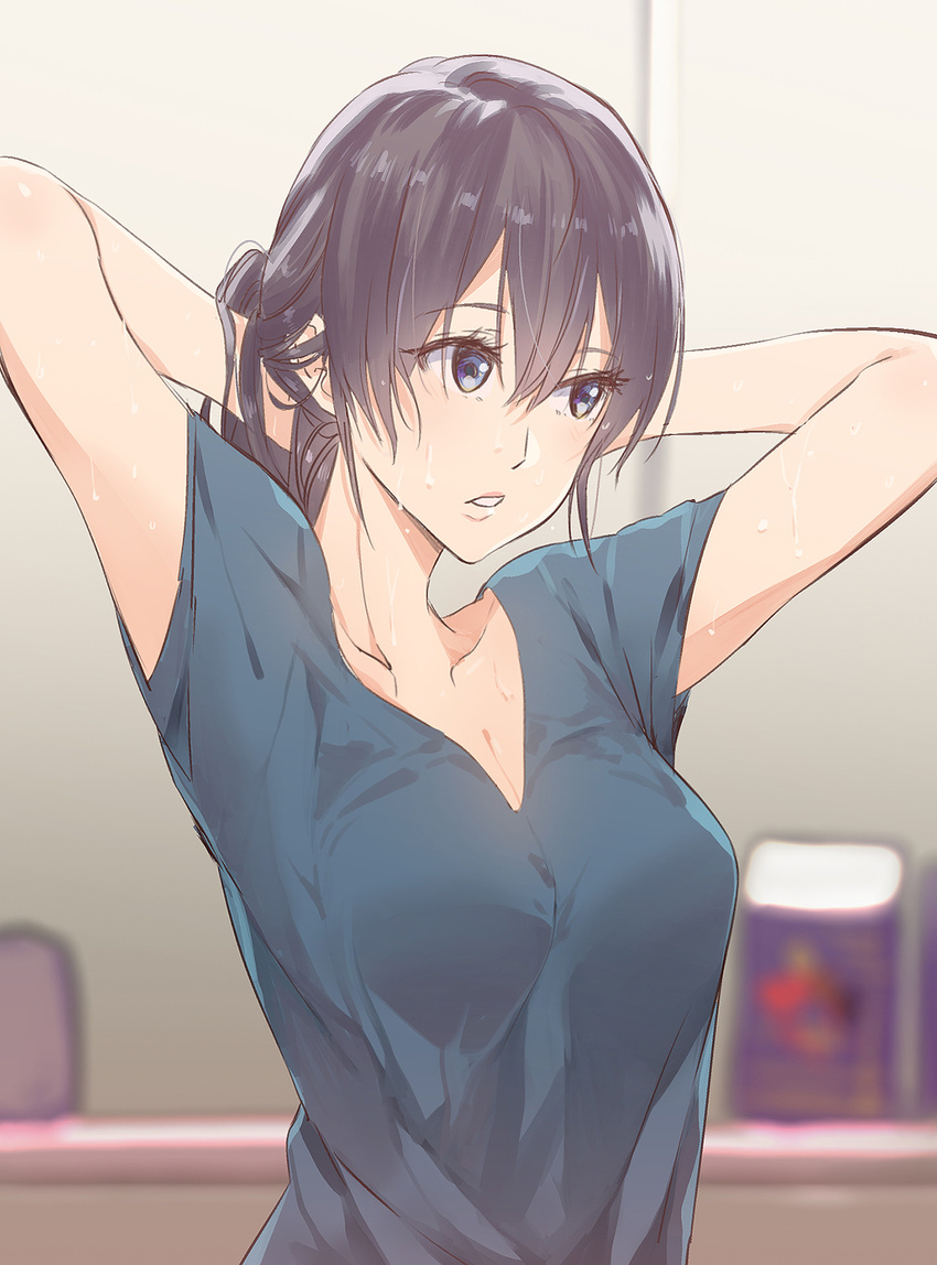 arms_behind_head ballroom_e_youkoso black_hair black_shirt blue_eyes breasts cleavage commentary_request fare female hair_between_eyes hanaoka_shizuku highres long_hair medium_breasts parted_lips photoshop_(medium) shirt solo sweat t-shirt tying_hair upper_body