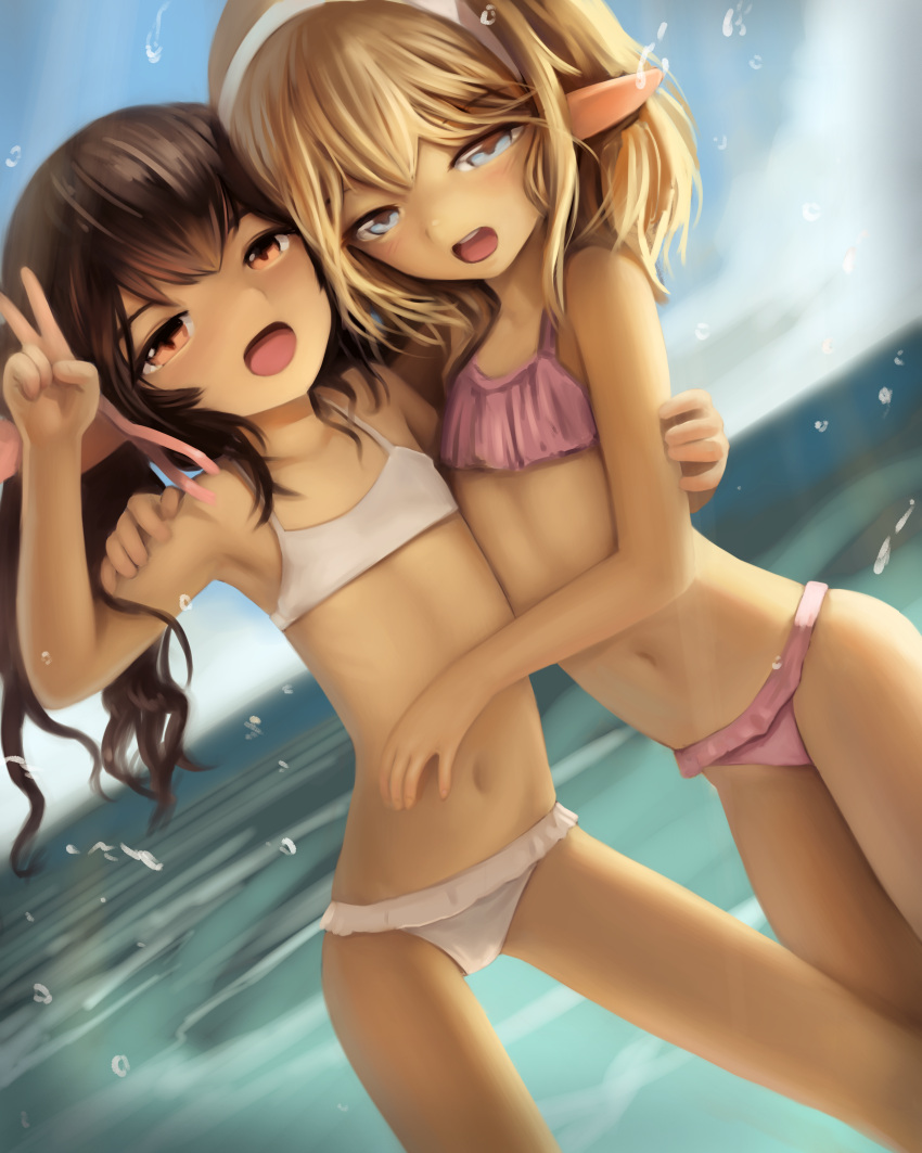 2girls :d absurdres arm_around_shoulder bikini blonde_hair blue_eyes brown_eyes brown_hair crumbles dutch_angle hairband hand_up highres horizon hug lolicon long_hair looking_at_viewer multiple_girls navel ocean open_mouth original pink_bikini pointy_ears smile swimsuit twintails v water_drop white_bikini white_hairband