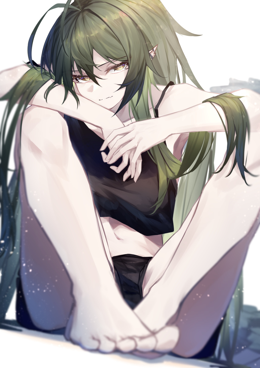 absurdres antenna_hair arknights bare_legs barefoot black_shorts black_tank_top brown_eyes commentary crocodilian_tail crop_top feet female full_body gavial_(arknights) green_hair hair_between_eyes highres knees_up long_hair looking_at_viewer midriff navel oerba_yun_fang ozeu0916 shirt short_sleeves shorts simple_background sitting skin_fang solo spaghetti_strap tail tank_top white_background