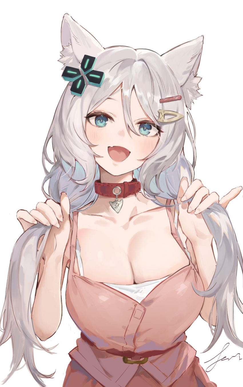 absurdres animal_ear_fluff animal_ears blue_eyes breasts camisole cleavage collar collarbone d-pad d-pad_hair_ornament female grey_hair hair_ornament hairclip highres holding holding_own_hair large_breasts meridian_project mizuki_(vtuber) oerba_yun_fang open_mouth orange_skirt red_collar simple_background skin_fang skirt solo tsuiru virtual_youtuber white_background white_camisole wolf_ears wolf_girl