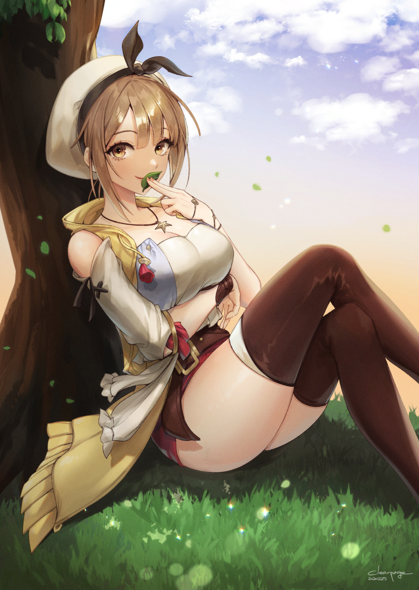 against_tree artist_name atelier_(series) atelier_ryza atelier_ryza_1 belt beret blue_sky breasts brown_belt brown_eyes brown_hair brown_thighhighs cleavage cloud crossed_legs dated female grass hat highres holding holding_leaf jacket jewelry large_breasts leaf looking_at_viewer necklace outdoors raku_(clearpage) red_shorts reisalin_stout short_hair short_shorts shorts sitting sky smile solo star_(symbol) star_necklace thighhighs thighs tree white_hat white_thighhighs yellow_jacket