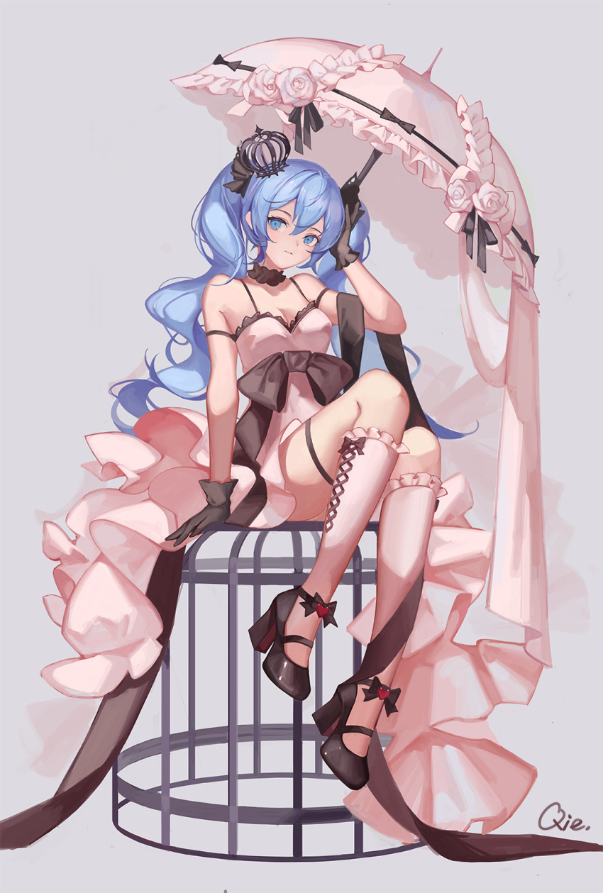 arm_strap arm_up bad_id bad_pixiv_id bare_shoulders black_bow black_choker black_footwear black_gloves black_ribbon blue_eyes blue_hair blush bow breasts cage chinese_commentary choker cleavage closed_mouth commentary cross-laced_clothes cross-laced_legwear crown curly_hair dress dress_bow female flower frilled_umbrella frills full_body gloves grey_background hair_between_eyes hair_ornament hand_on_own_head hatsune_miku high_heels highres kneehighs legs_up long_dress long_hair looking_at_viewer medium_breasts mini_crown pink_dress pink_flower pink_socks pink_umbrella qie ribbon sideways_glance simple_background sitting sleeveless socks solo spaghetti_strap thigh_strap twintails umbrella vocaloid