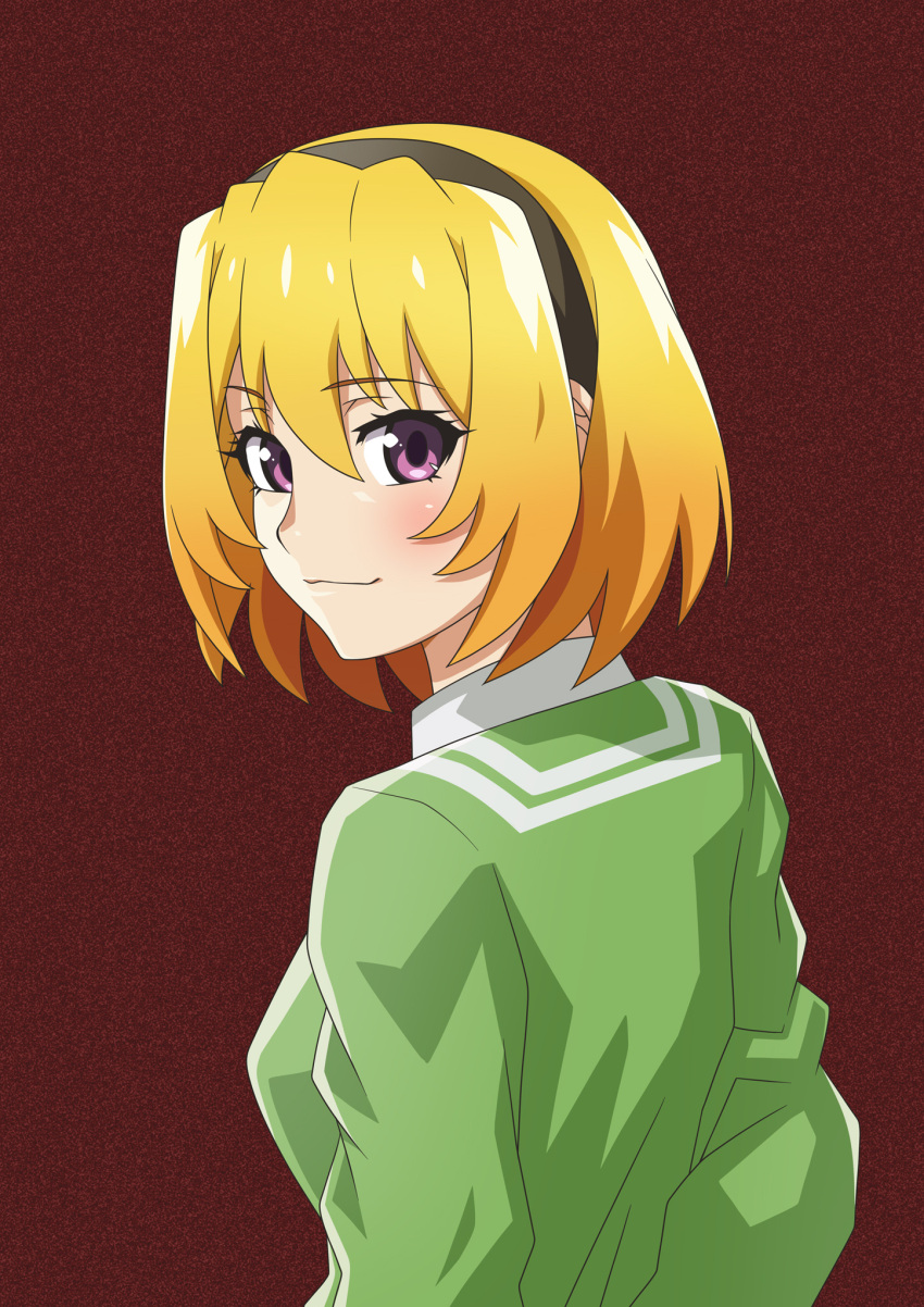 black_hairband black_headband blonde_hair breasts closed_mouth dark_background female film_grain from_behind green_shirt hair_between_eyes hairband headband highres higurashi_no_naku_koro_ni houjou_satoko light_smile looking_at_viewer looking_back medium_breasts purple_eyes red_background shirt short_hair solo upper_body watasi