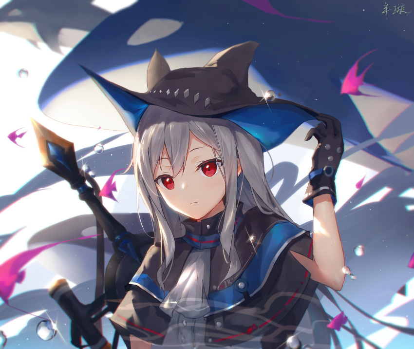 arknights ascot banxuan_c2ka black_capelet black_gloves black_headwear capelet chinese_commentary commentary_request female gloves grey_hair hand_up highres long_hair looking_at_viewer orca partial_commentary red_eyes skadi_(arknights) solo sword upper_body weapon white_ascot